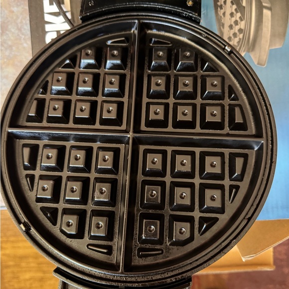 Black & Decker Home Waffle Maker with Brushed Metal Finish - Picture 3 of 5